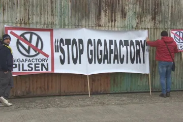 Stovky lidí protestovaly na letišti Líně. Vadí jim plány na jeho zrušení i na stavbu gigafactory