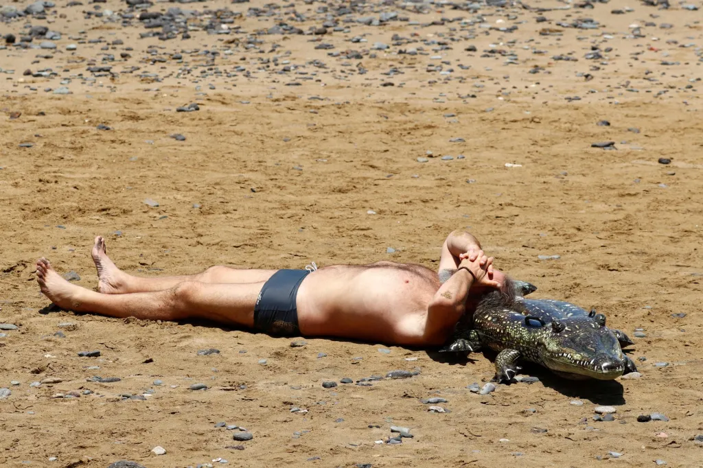 Španělské úřady postupně uvolňují opatření spajatá s prevencí covidu-19. Tisíce Španělů tak konečně vyráží na pláže. Jeden z nich si neváhal „ustlat“ na korokodýlovi. Samozřejmě nafukovací hračce