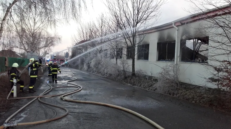 Požár lakovny ve Zvoli u Prahy
