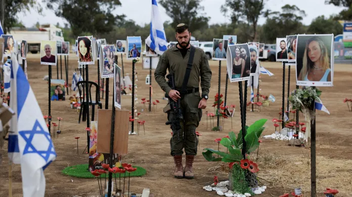 Izraelský voják na místě festivalu Supernova, kde byli návštěvníci zabiti a uneseni Hamásem