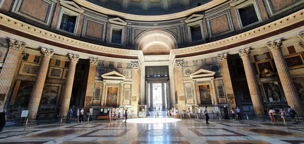 Plno tradičně bývá i v další římské nejvyhledávanější památce, Pantheonu