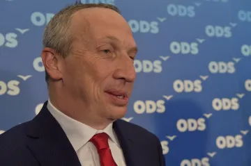 Klub ODS vyzval Klause mladšího, aby odešel. Stranu prý dlouhodobě poškozuje