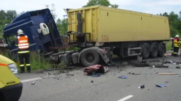 Kamion po střetu s osobním autem
