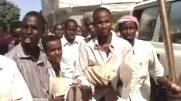 Somálci nesou zavražděného novináře