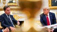 Americký prezident Donald Trump s generálním tajemníkem NATO Markem Ruttem v Oválné pracovně Bílého domu (14. července 2025)