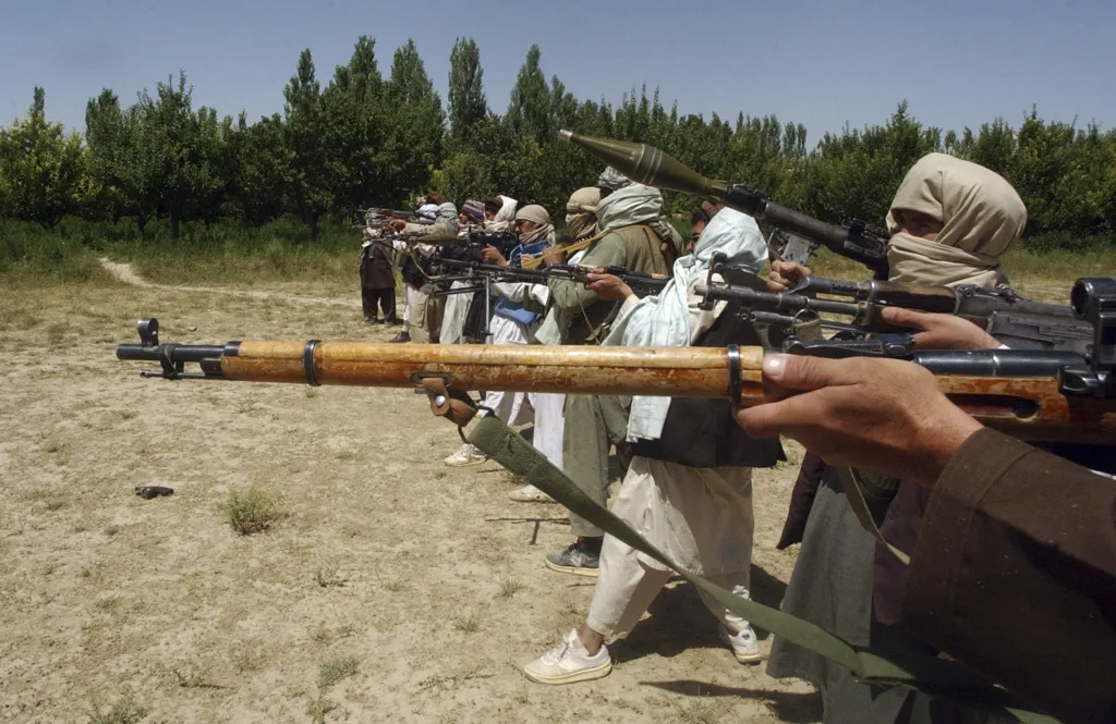 Bojovníci Talibanu cvičí střelbu na neznámém místě v Afghánistánu, 14. července 2009