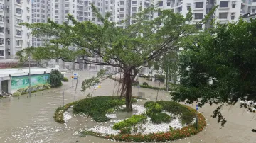 Tajfun Mangkhut zasáhl Hongkong a míří k Číně