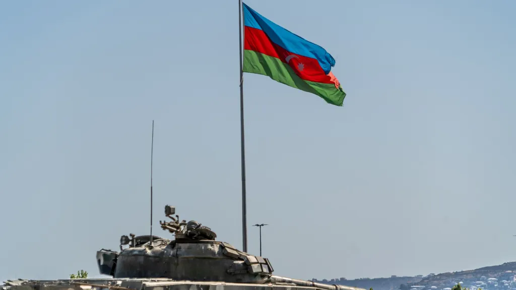 Ázerbájdžánská vlajka nad tankem v Náhorním Karabachu
