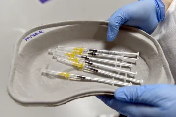 Lidem, kteří prodělali covid, by mohla stačit jedna dávka mRNA vakcíny, tvrdí studie