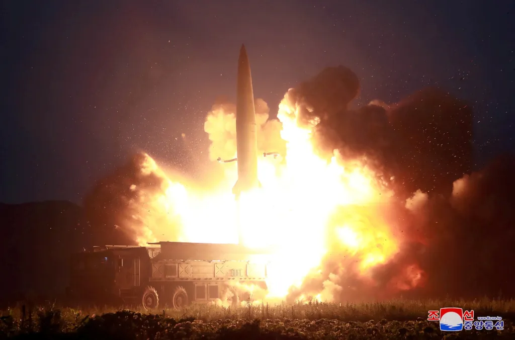 Severní Korea pokračuje v testování raket. Snímek poskytla severokorejská tisková agentura a uvedla, že test se uskutečnil na neidentifikovatelném místě kolem 7. 8. 2019