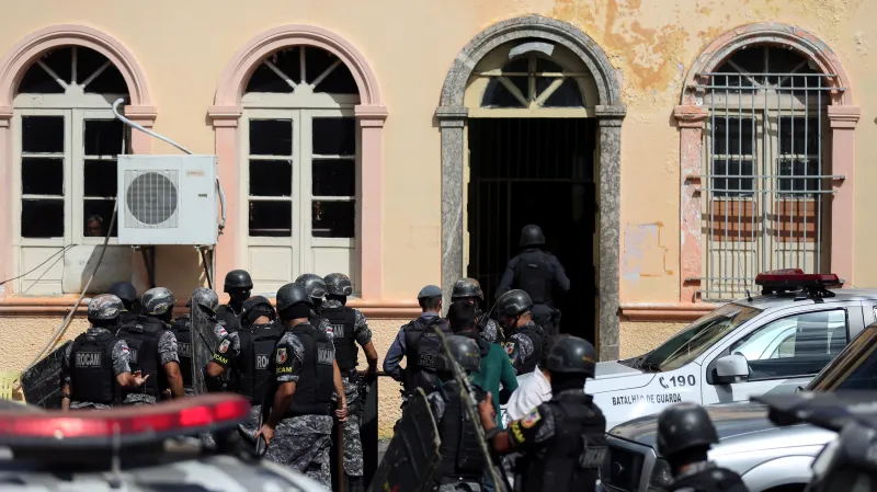 Policie vstupuje do areálu věznice v Manausu