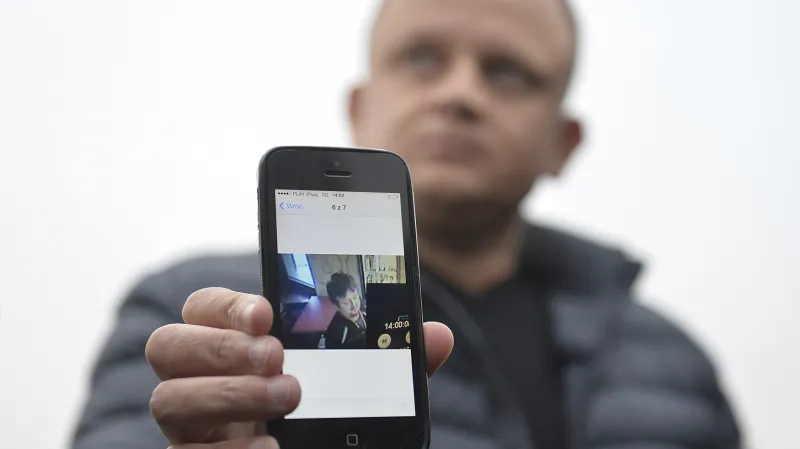 Ariel Žurawski ukazuje poslední fotku svého bratrance Lukasze Urbana