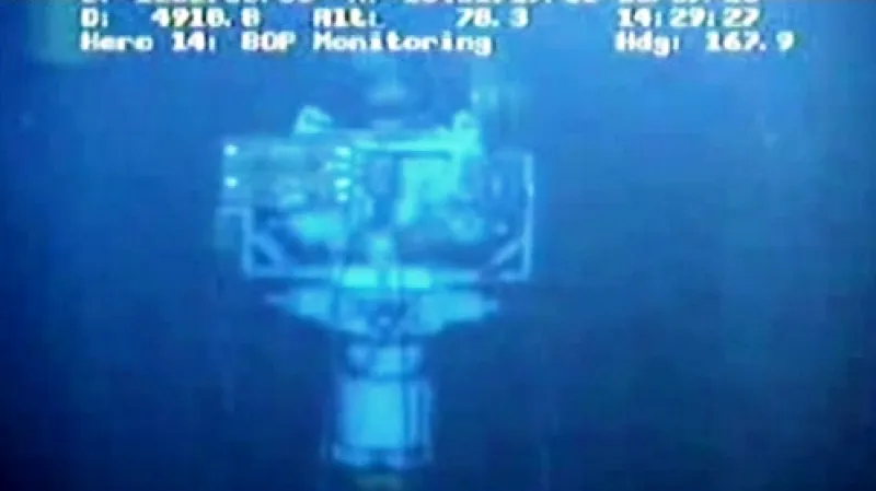 Práce na zastavení úniku ropy