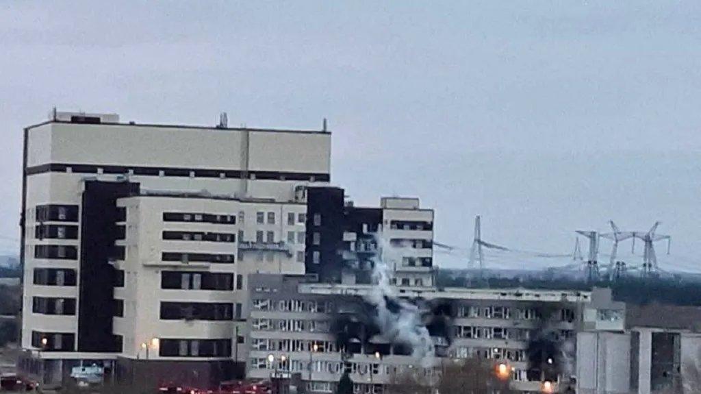 Poškozená administrativní budova v areálu Záporožské jaderné elektrárny