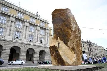 Oběti střelby na filozofické fakultě připomíná pomník. Vzniká centrum odolnosti