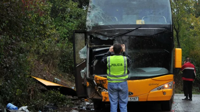 Čtyři lidé zahynuli a dalších nejméně 20 bylo zraněno při dnešní havárii autobusu české dopravní společnosti Student Agency u slovenské obce Kostolná v okrese Trenčín.