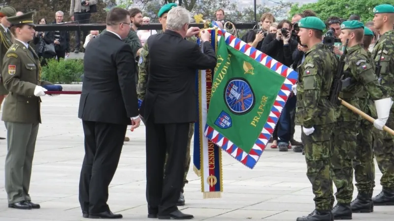 Prezident Zeman dekoruje bojový prapor 74. lehkého motorizovaného praporu