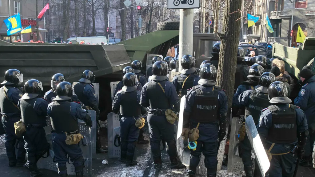 Ukrajinská policie u budovy parlamentu v Kyjevě