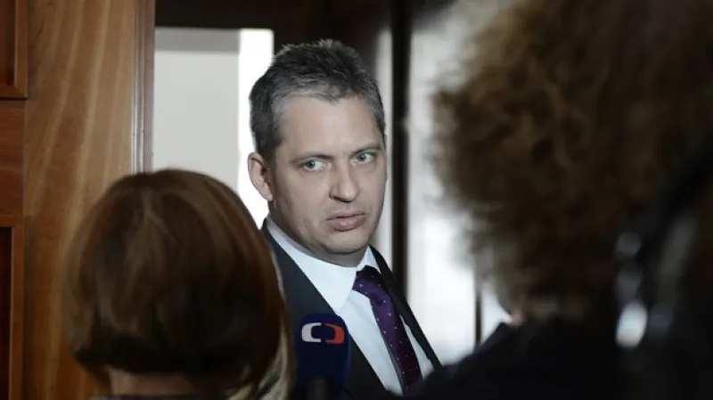 Jiří Dienstbier na schůzi Senátu