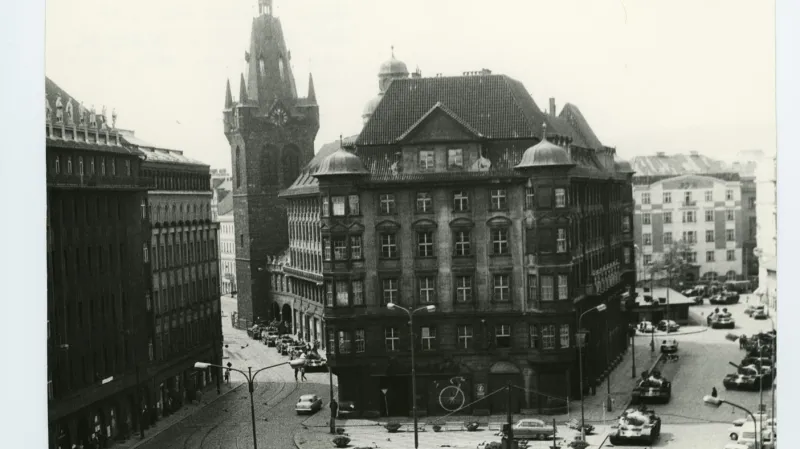 Budova parlamentu na Gorkého náměstí, srpen 1968