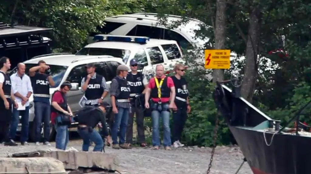 Breivik při policejní rekonstrukci jeho činu