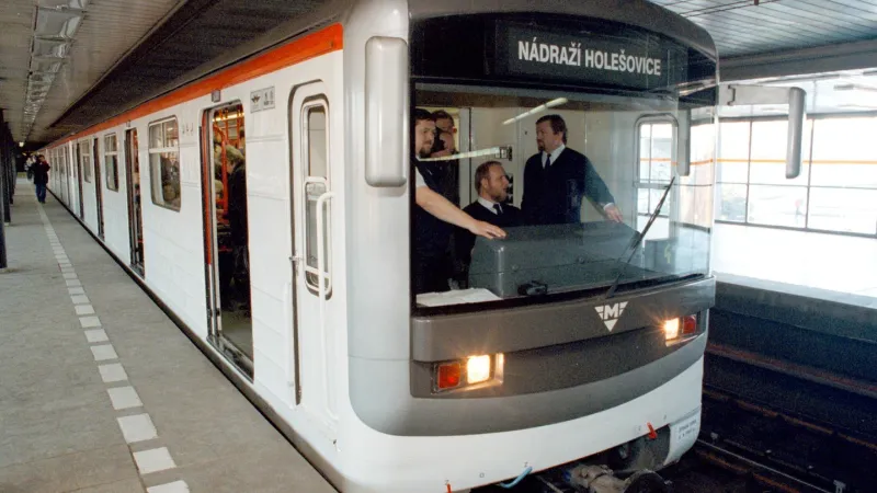 Prototyp 81-71M při zahájení zkušebního provozu s cestujícími v roce 1998