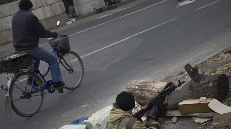 Povstalci v ulicích Doněcku