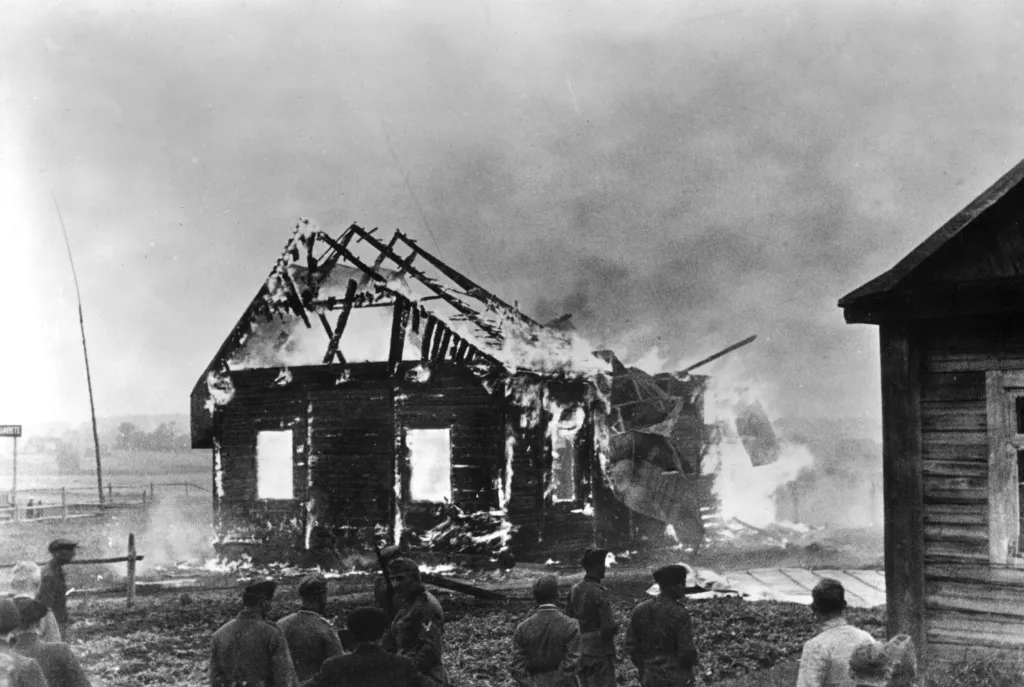 S holocaustem bylo spojeno ničení kulturních a náboženských symbolů perzekuovaných skupin. Po odsunu osob do koncentračního tábora byly zapalovány domy, synagogy, ale i kostely. Snímek zachycuje německé vojáky, kteří zapálili synagogu v litevské vesnici
