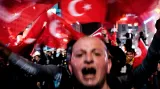 Vítězná fotografie kategorie Aktualita (single) od Roberta Barcy (volný fotograf) s názvem Ano Erdoganovi, Ne demokracii. Snímek zobrazuje ulici noční Ankary, kam vyšly davy příznivců prezidenta Erdogana po odsouhlasení kontroverzní ústavní změny, jež umožnila jeho setrvání ve funkci.