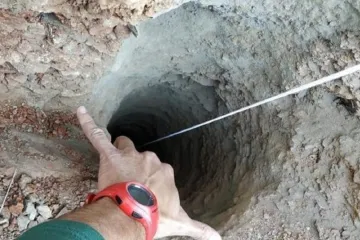 Ve Španělsku se snaží zachránit batole, které možná spadlo do hlubokého vrtu