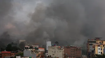 Kouř zahalující po protivládních protestech hlavní město Nepálu Káthmándú