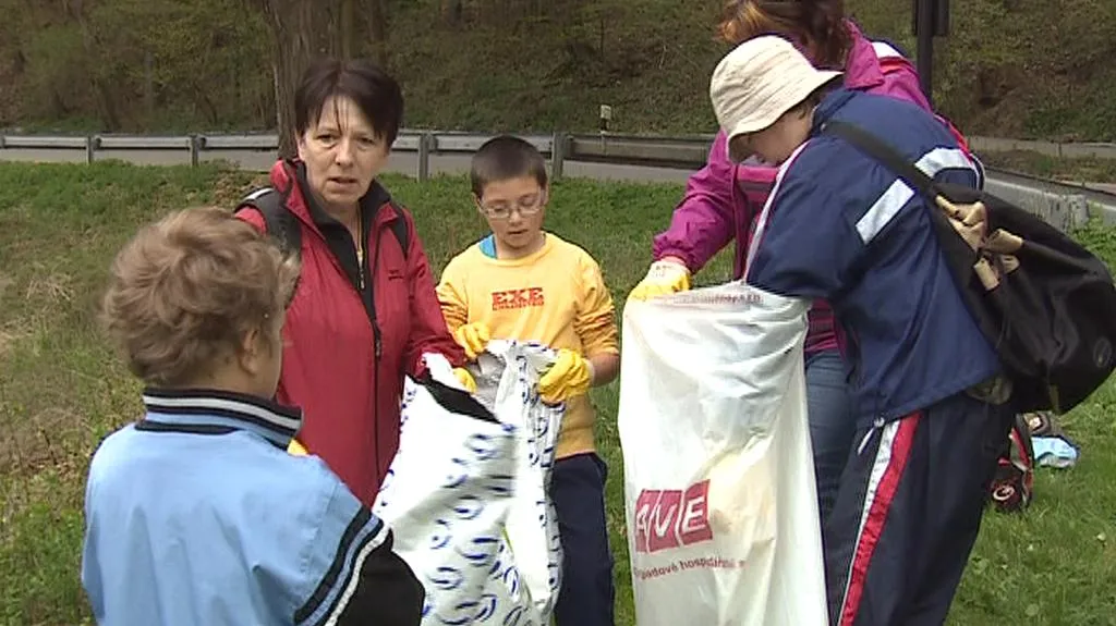 Dobrovolníci čistí Moravský kras