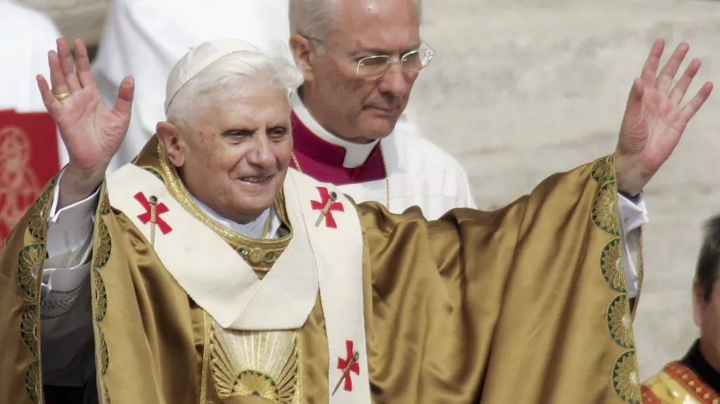 Benedikt XVI. s palliem
