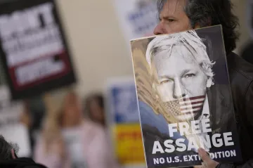 Britský soud povolil vydání Assange do USA. Poslední slovo však bude mít vláda