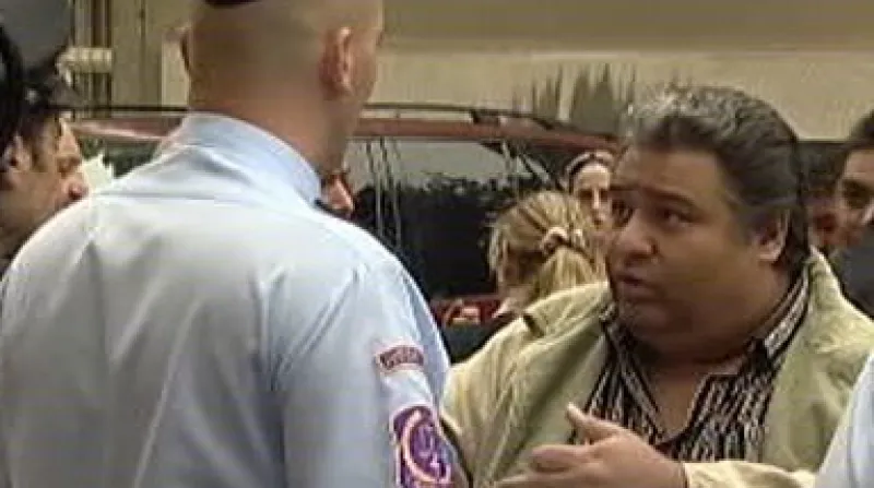 Olašští Romové před soudní budovou