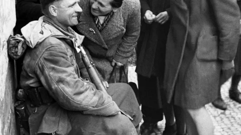 Příslušník jednotky generála Vlasova v Praze na snímku z května 1945