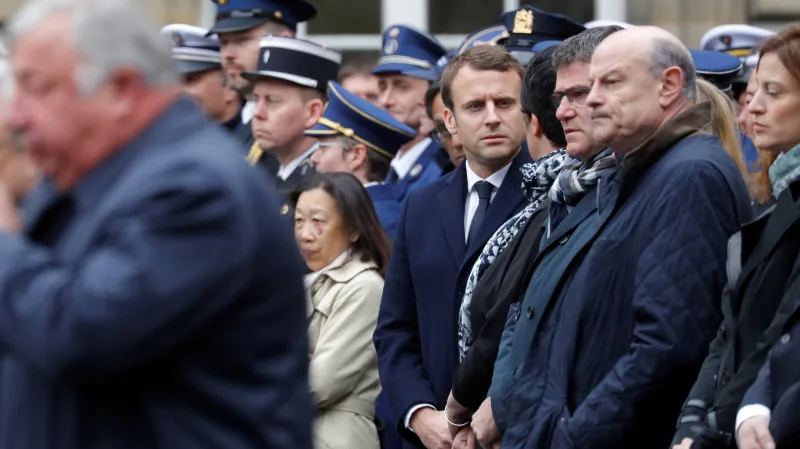 Emmanuel Macron na pietním shromáždění