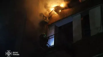 Ukrajinští záchranáři zasahovali po ostřelování Kyjeva