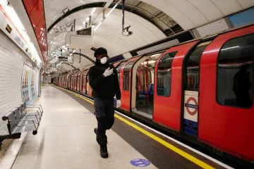 Anglie uvolňuje opatření, zbytek Spojeného království se zatím drží zpátky