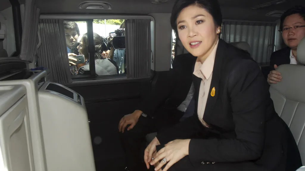 Jinglak Šinavatrová na cestě k soudu