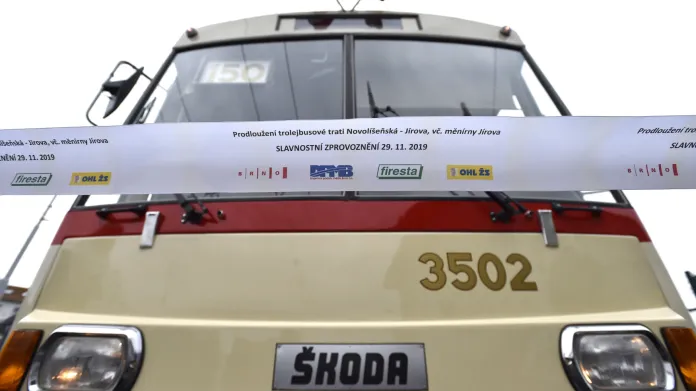 Na Jírovu jako první projel historický trolejbus Škoda 15Tr