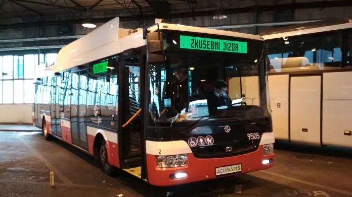 Elektrobus/trolejbus TNB12 přišel do Prahy se znaky brněnského dopravního podniku a evidenčním číslem 3703. Do provozu však zasáhne již v barvách pražského dopravního podniku a s číslem 9505 navazujícím na staré pražské trolejbusy.
