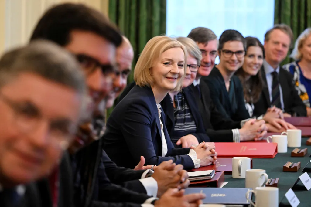 Trussová a její kabinet na první schůzi v Downing Street 10 (7. září 2022)