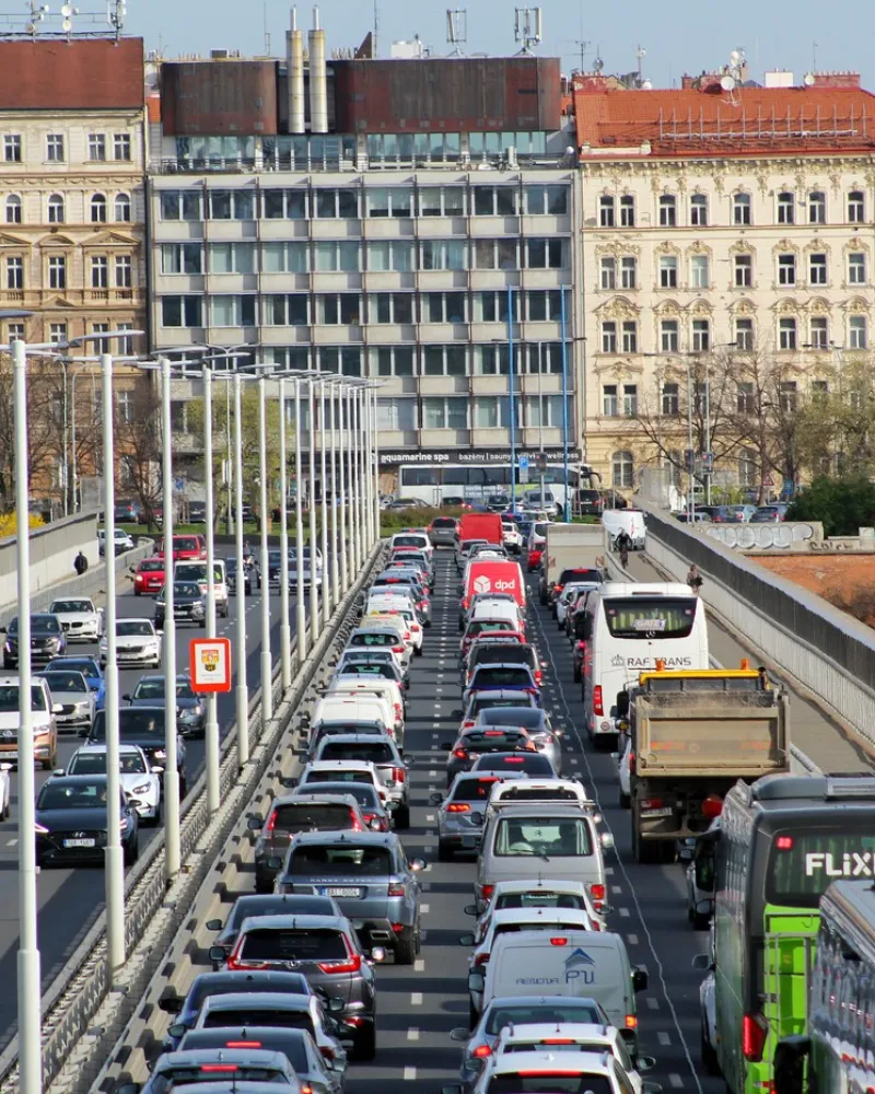 Průzkum: Pražané kritizují dopravní zácpy či parkování, s MHD jsou spokojeni