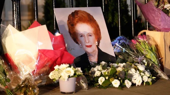 Květiny před londýnským domem Margaret Thatcherové