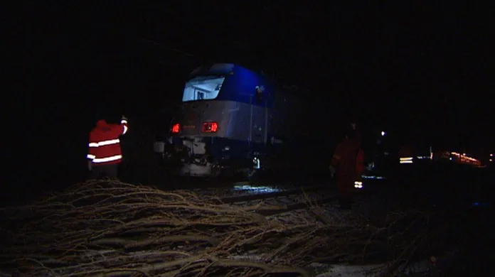 Vlak EN 445 v noci narazil do padlého stromu