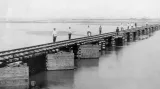 První stavby slavné železnice se dokončovaly na počátku minulého století. Na snímku ruští vojáci střeží čerstvě postavený železniční most v Mandžusku. Rok 1903.