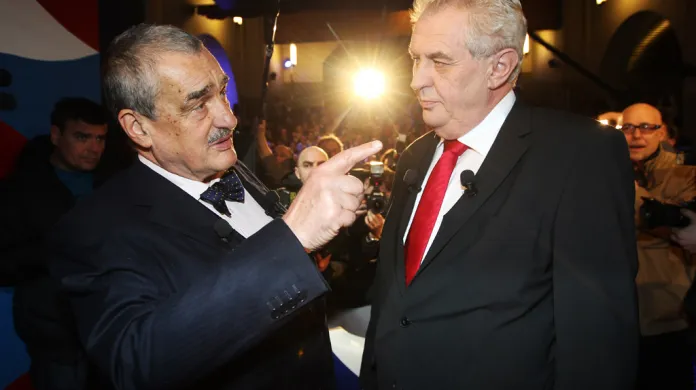 Karel Schwarzenberg a Miloš Zeman před první debatou v České televizi