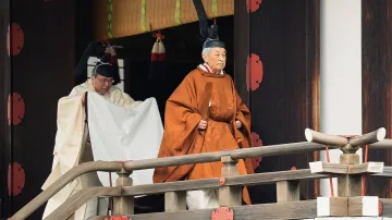 Japonský císař Akihito během rituálu Taiirei-Tojitsu-Kashikodokoro-Omae-no-gi. Císař na tomto slavnostního ceremoniálu oznámil předem avizovanou abdikaci.