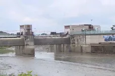 V Hranicích budou na Bečvě nové protipovodňové zdi, vodohospodáři vypustili jez